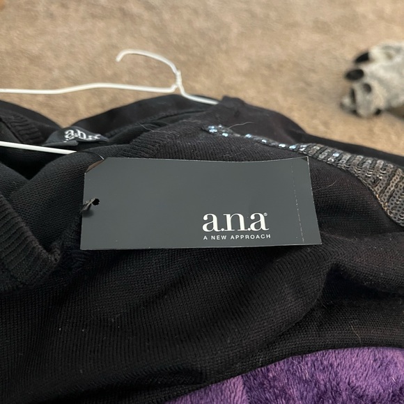 a.n.a.A NEW APPROACH size medium black sweater with sequined decor on fr… - Picture 9 of 9
